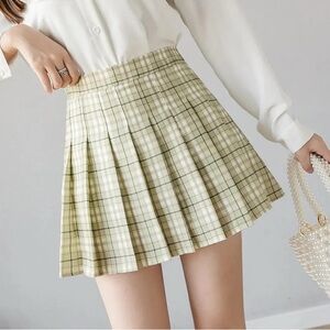 Charlotte Russe Plaid Pleated Skirt in Cream